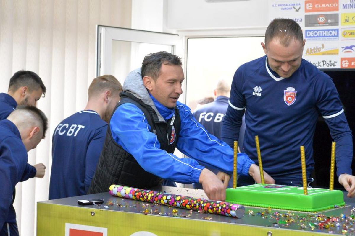 VIDEO + FOTO Jucătorii lui FC Botoșani, surpriză pentru Marius Croitoru! Au intrat peste el în conferință și au început să cânte: „Cine e în play-off?”