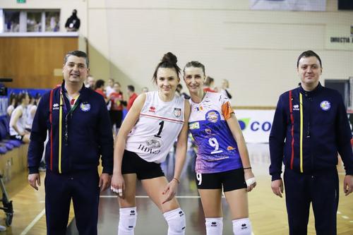 Ioana Baciu și Diana Calotă, căpitanii echipelor, înainte de Blaj-Târgoviște FOTO FR Volei
