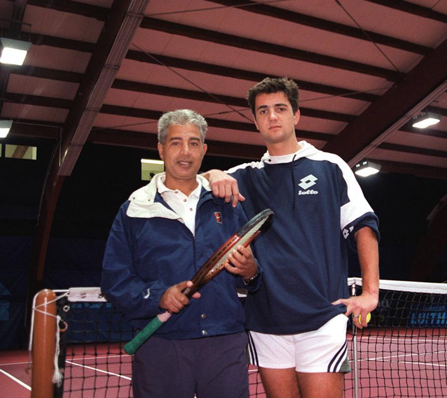 În 1997, împreună cu Hendrik Dreekman, „cel mai talentat jucător cu care a lucrat”. FOTO: Imago Images Un antrenor întors după 40 de ani în România dezvăluie șocul resimțit: „Chiar am stat și m-am întrebat de ce naiba am venit aici”