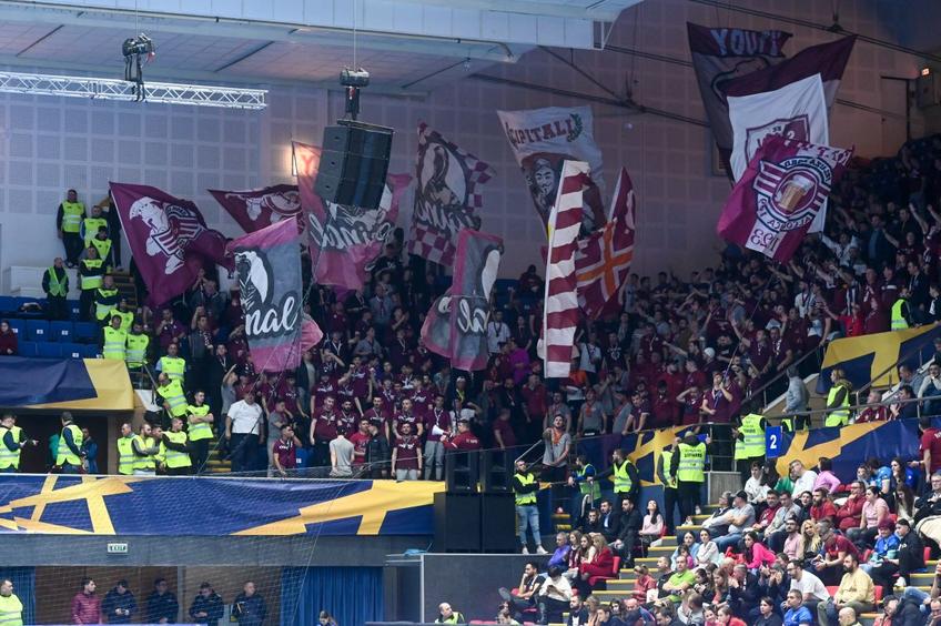 Galeria Rapidului a avut un comportament reprobabil la adresa Cristinei Neagu (34 de ani), în timpul disputei dintre CSM București și Rapid, din „optimile” Cupei României la handbal feminin.