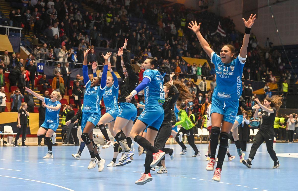 CE UMILINȚĂ! Rapid, eliminată din Cupă de rivala CSM București după un meci incredibil » Campioana a condus cu 6 goluri, apoi n-a marcat jumătate de repriză!