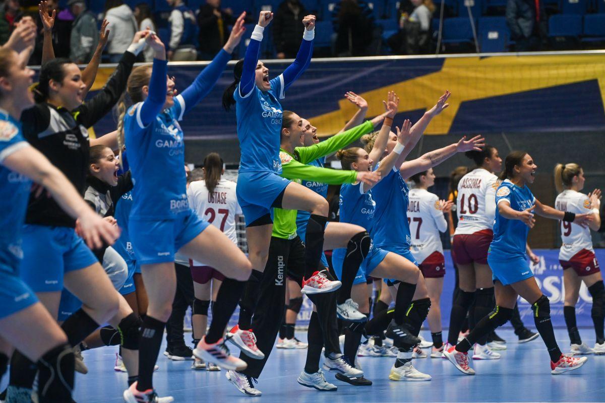 Cristina Neagu, înjurată de galeria Rapidului » Ce s-a întâmplat la derby-ul din Cupa României