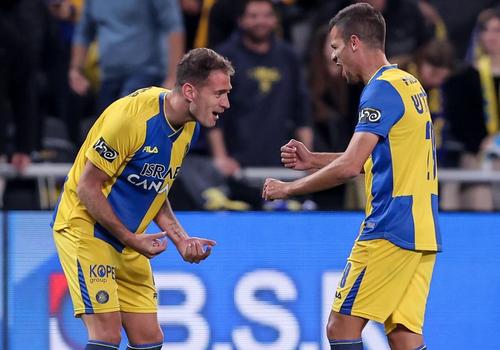 Fotbaliștii lui Maccabi sărbătoresc reușita din derby / FOTO: Facebook @MaccabiTLVFC