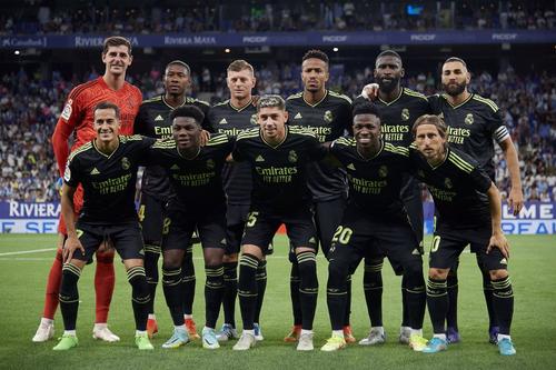 Toni Kroos (al treilea de la stânga la dreapta, sus), Karim Benzem (ultimul din dreapta, sus) și Aurelien Tchouameni (jos, al doilea de la tânga la dreapta) sunt incerți pentru meciul cu Liverpool.
Foto: Imago