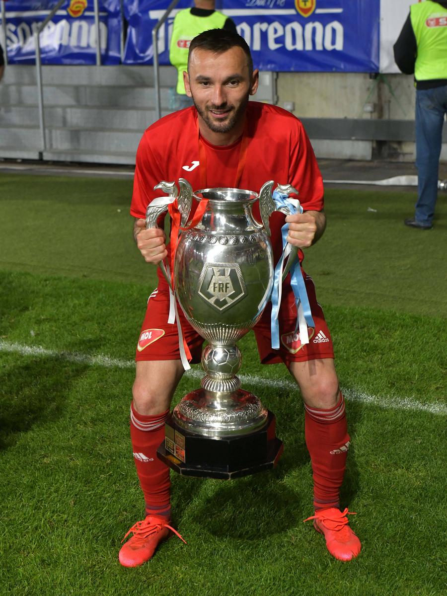 Radoslav și unul dintre trofeele cucerite cu Sepsi, Cupa României 2022. Foto: Imago Fundașul lui Sepsi va bifa azi meciul cu numărul 200 în Liga 1 și va intra în TOP 10 străini ca număr de meciuri jucate în România: „Sunt jumătate bulgar și jumătate român!”
