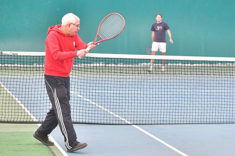 Ion Geantă, în timpul unui antrenament de la clubul Pescariu. FOTO: Cristi Preda Ce jucător are cel mai impunător rever cu o mână? 6 experți analizează pentru GSP: „Wawrinka, Federer, Andrei Pavel?”