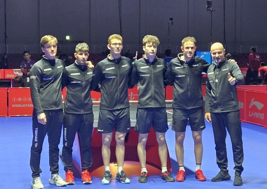 Echipa masculină a României de la Campionatele Mondiale. Foto: FRTM Echipele de tenis de masă ale României au trecut de grupe la Mondiale și și-au aflat adversarele » Fetele, la un pas de Jocurile Olimpice. Băieții, misiune infernală