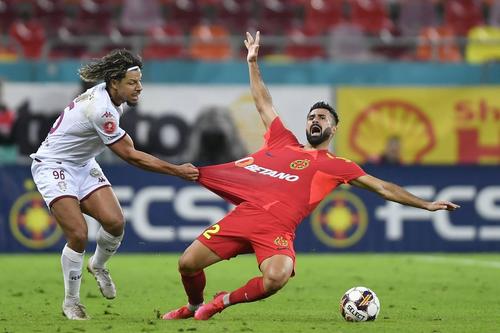 ANALIZĂ GSP » Pe lângă cele 4 puncte în plus obținute, Rapid a fost mai bună în 2024 decât FCSB la randamentul ofensiv. Liderul câștigă la eficiența apărării, la posesie și la numărul de dueluri câștigate.