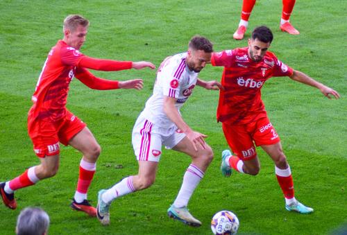 Cu patru etape înainte de finalul sezonului regular din Superligă, bătălia pentru play-off este mai încinsă ca niciodată.