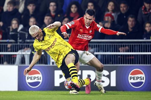 Lozano îl talonează pe Ryerson (Dortmund) / Foto: Imago