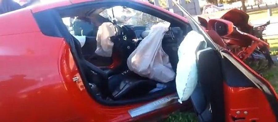 Ferrari-ul distrus de M'baye Niang Fostul vârf al lui Milan e pericol public. Pe șosele! După ce a făcut praf un Ferrari, acum a distrus două mașini parcate. „S-a dus să se roage”
