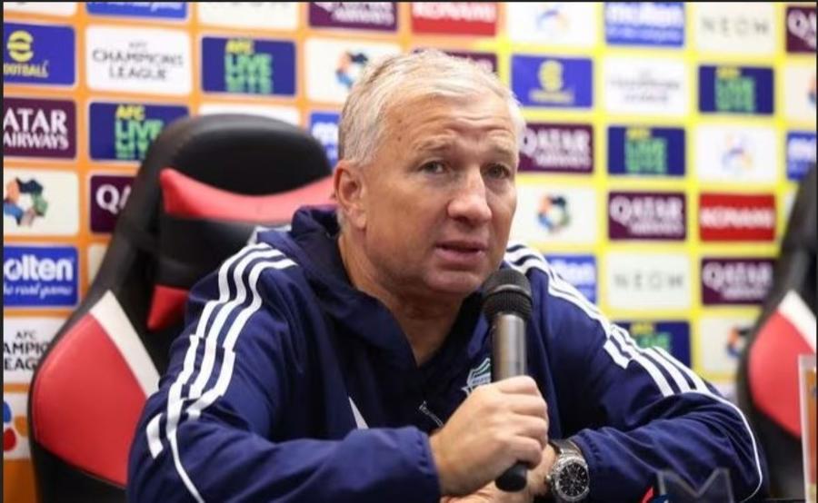 Dan Petrescu era zâmbitor la conferința de presă / X K-League Dan Petrescu, calificat în „sferturile” Ligii Campionilor Asiei » Ce a făcut astăzi echipa antrenată de „Bursuc”