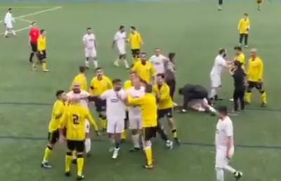 Bătaie generală la un meci de fotbal între veterani din Spania » Doi jucători s-au ales cu accidentări grave