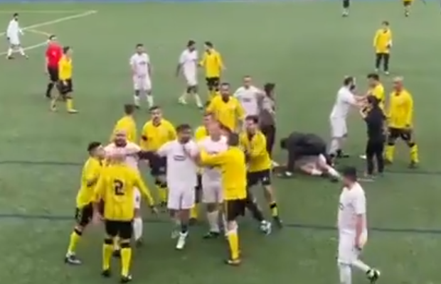 Bătaie generală la un meci de fotbal între veterani din Spania » Doi jucători s-au ales cu accidentări grave