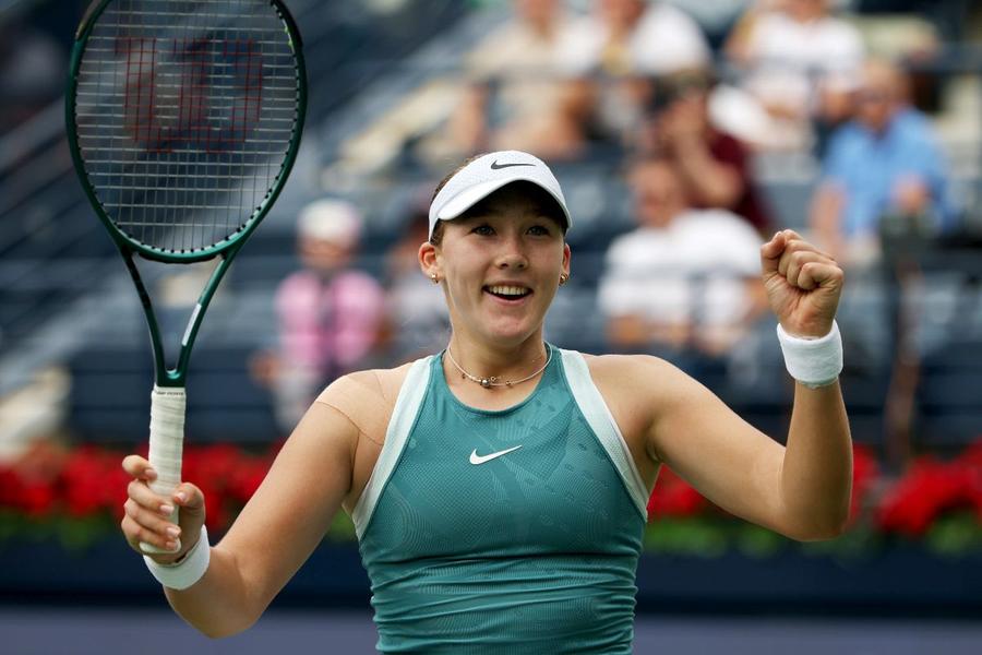 Mirra Andreeva, după victoria cu Iga Swiatek de la Dubai/Foto: Getty Images O nouă surpriză la Dubai! Iga Swiatek a fost eliminată, în sferturile de finală, de o adversară de 17 ani: „E prima semifinală la un turneu de 1000 de puncte”