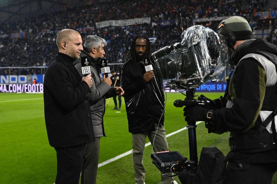 Echipa de reporteri și opratori video a postului DAZN, la meciul Marseille - Strasbourg de-acum o lună / Foto: Imago Ligue 1 în aer, echipele în pericol de FALIMENT! Pirateria TV implicată, Liga a fost dată în judecată pentru 600 de milioane de euro