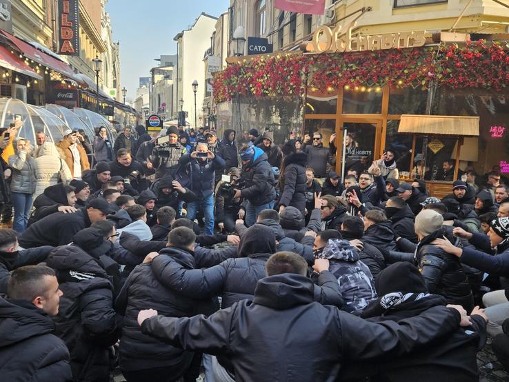 Suporterii lui PAOK fac spectacol în Centrul Vechi din București înaintea duelului cu FCSB, foto: Remus Dinu