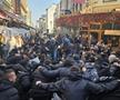 Suporterii lui PAOK fac spectacol în Centrul Vechi din București înaintea duelului cu FCSB, foto: Remus Dinu