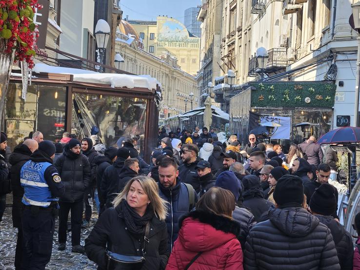 Suporterii lui PAOK fac spectacol în Centrul Vechi din București înaintea duelului cu FCSB, foto: Remus Dinu