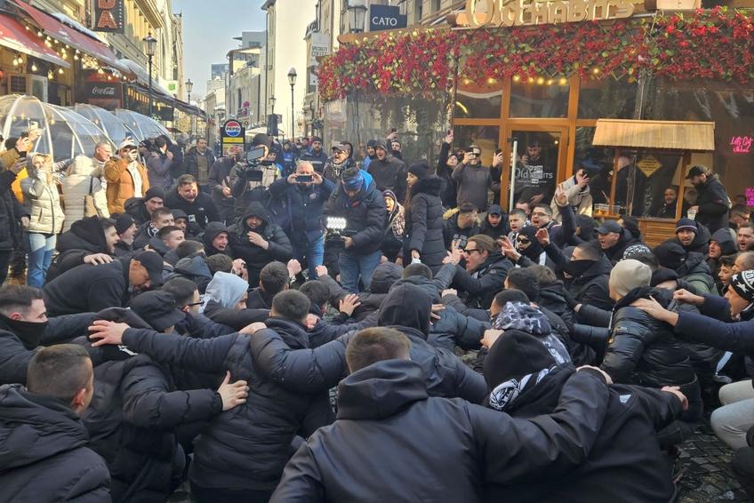 Fanii greci au ocupat Centrul Vechi din București, cu câteva ore înaintea duelului cu FCSB, foto: Remus Dinu