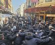 Suporterii lui PAOK fac spectacol în Centrul Vechi din București înaintea duelului cu FCSB, foto: Remus Dinu