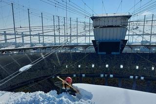 Imagini incredibile pe Arena Națională, înainte de FCSB - PAOK: alpiniștii utilitari, chemați să curețe zăpada de pe acoperiș
