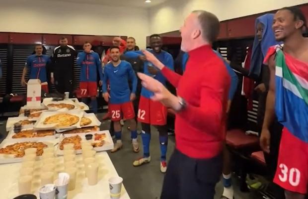 Moment savuros! Mihai Stoica a intrat în vestiar și a schimbat versurile scandării: „Stați puțin. Asta e varianta oficială!”