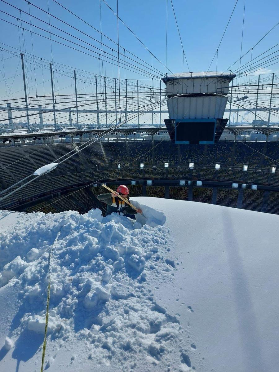 Imagini incredibile pe Arena Națională, înainte de FCSB - PAOK: alpiniștii utilitari, chemați să curețe zăpada de pe acoperiș