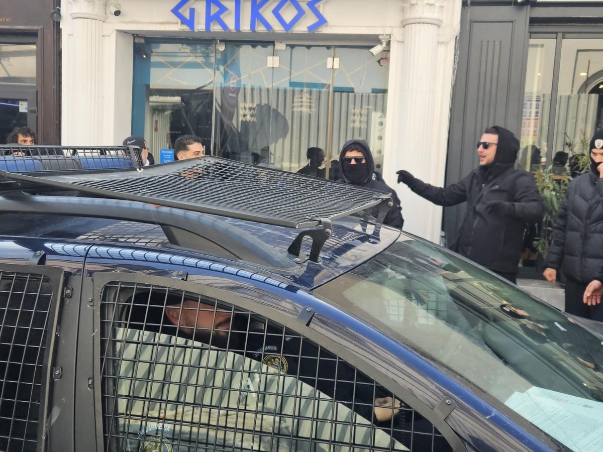 Away days » Suporterii lui PAOK fac spectacol în Centrul Vechi din București înaintea duelului cu FCSB