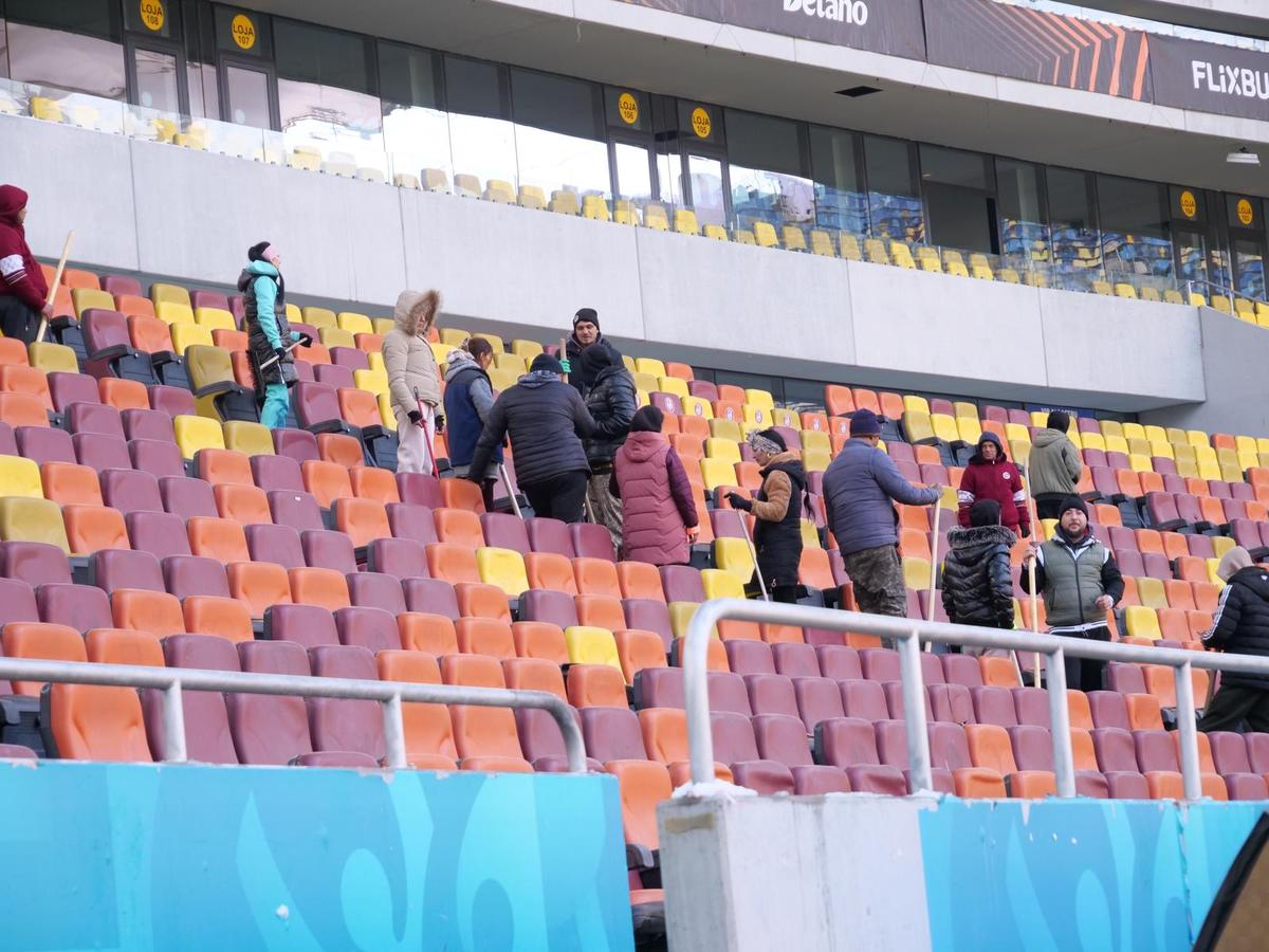 Imagini de ultimă oră de la Arena Națională » Gazonul arată IMPECABIL, Mihai Stoica s-a întors la „munca de jos”, dar a renunțat la lopată. Cum a fost surprins azi