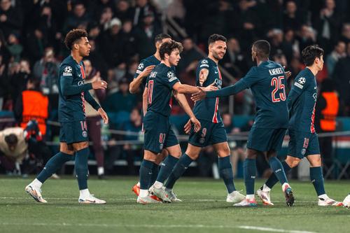 Jucătorii lui PSG exultă la unul dintre cele șapte goluri marcat cu Brest în play-off-ul Ligii Campionilor / Foto: Imago