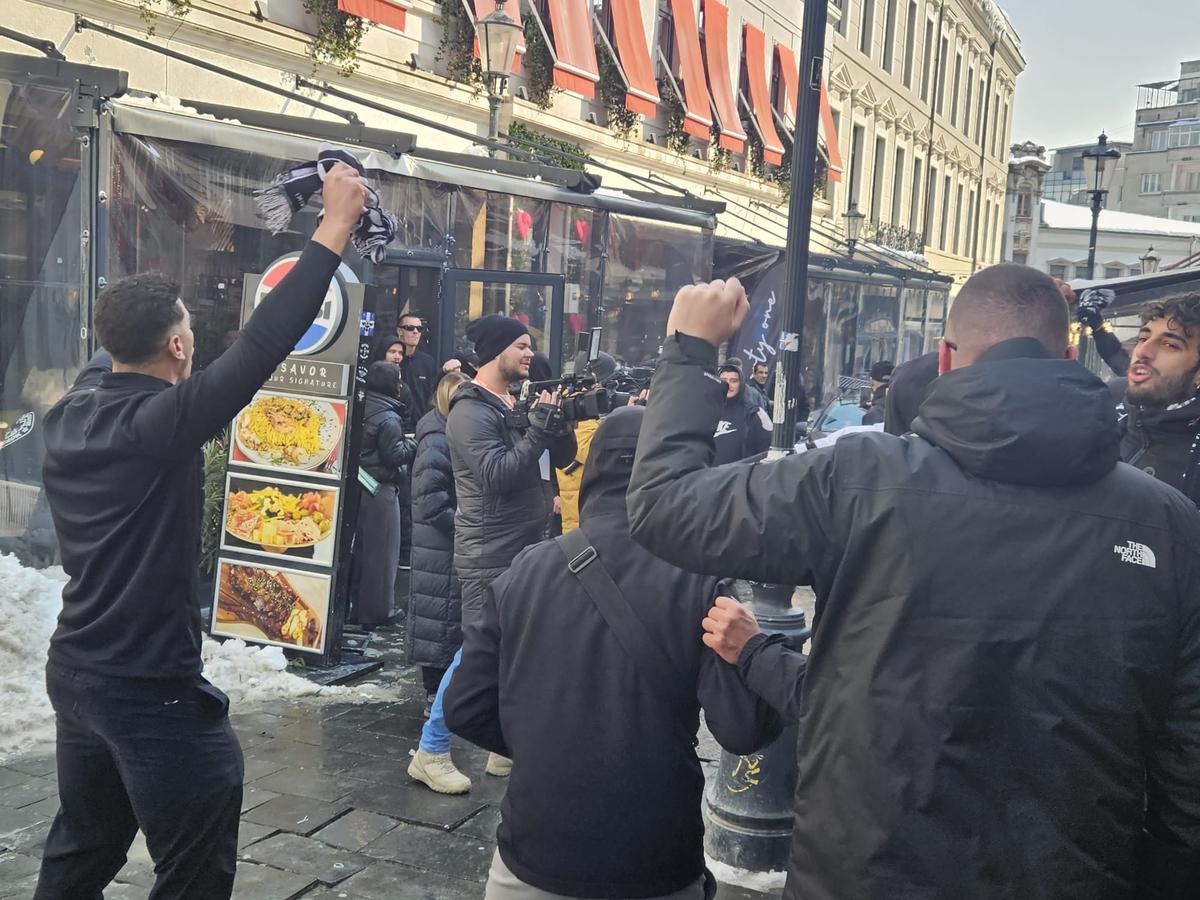 „Invazia” elenă! Reporterii GSP, în Centrul Vechi printre fanii lui PAOK! Numele lui Răzvan Lucescu a răsunat în inima Bucureștiului