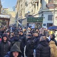 Suporterii lui PAOK fac spectacol în Centrul Vechi din București înaintea duelului cu FCSB, foto: Remus Dinu