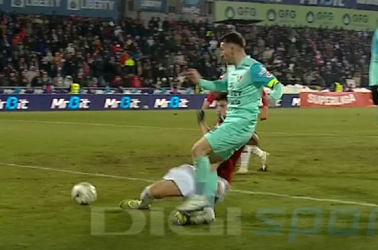 Fază controversată de arbitraj cu Iacob și Alin Roman, în Oțelul - UTA / FOTO:  Captură TV @Digi Sport 1