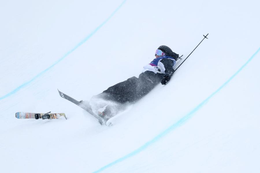 Campionul mondial la halfpipe, scos pe targă de pe pârtie după o căzătură serioasă în timpul calificărilor la Jocurile Olimpice: „E afectat, dar conștient”