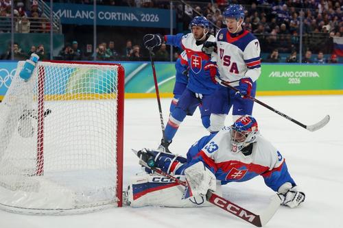 Golul marcat de Jack Hughes, sub privirile portarului Stanislav Skorvanek, pentru 5-0 în semifinala olimpică Foto: Guliver/GettyImages