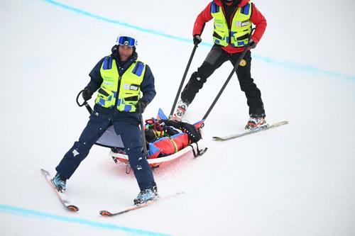 Finley Melville Ives scos pe targă de pe pârtie în calificările de la halfpipe la JO 2026 Foto: Imago Images
