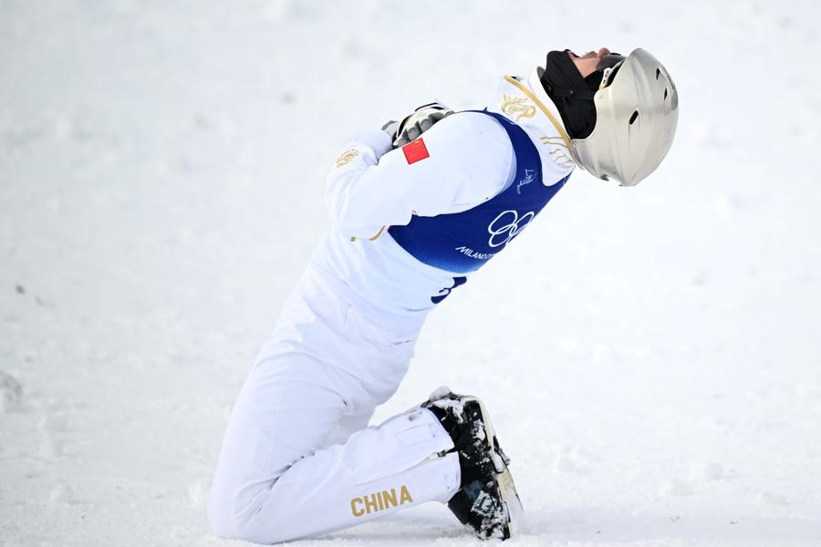 Wang Xindi sărbătorind reușita din finala de la aerials la JO 2026 Foto: Guliver/GettyImages Soții chinezi au acaparat proba de aerials la Jocurile Olimpice de la Milano Cortina: „Ne urmăm propriile ritmuri”