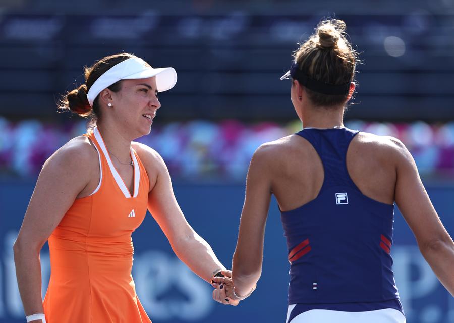 Gabriela Ruse și Jaqueline Cristian, în semifinală la Dubai/Foto: Guliver/Getty Images Echipa României de BJK Cup, pregătită de următoarea provocare: „E un tur de forță, dar luăm totul cu bucurie”