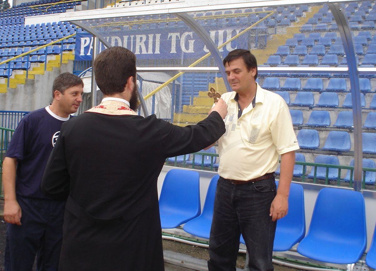 Marin Condescu de-a lungul anilor » Sindicalistul-șef de club, în diverse ipostaze: din mină în lojă, de la mărire la decădere
