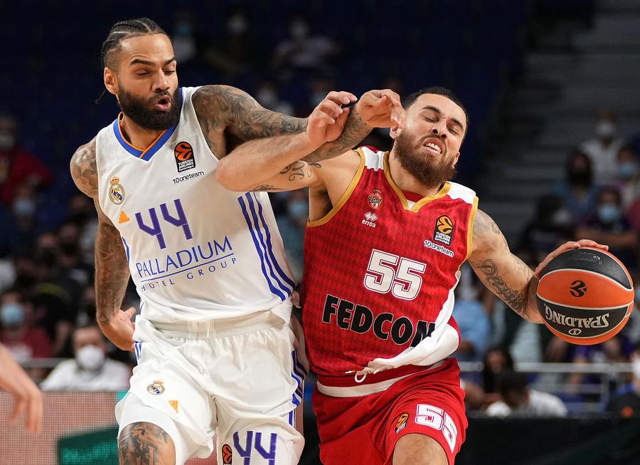 Jeffery Taylor, apărându-se la Mike James/Foto: euroleaguebasketball.net Selectat în NBA de Michael Jordan, jucătorul lui U-BT Cluj-Napoca și-a amintit de prima întâlnire cu legenda lui Chicago Bulls: „Toată sala a înghețat”