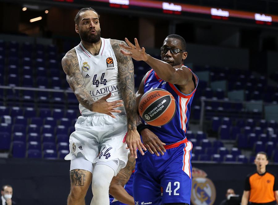 Jeffery Taylor, în maioul lui Real Madrid/Foto: euroleaguebasketball.net Selectat în NBA de Michael Jordan, jucătorul lui U-BT Cluj-Napoca și-a amintit de prima întâlnire cu legenda lui Chicago Bulls: „Toată sala a înghețat”