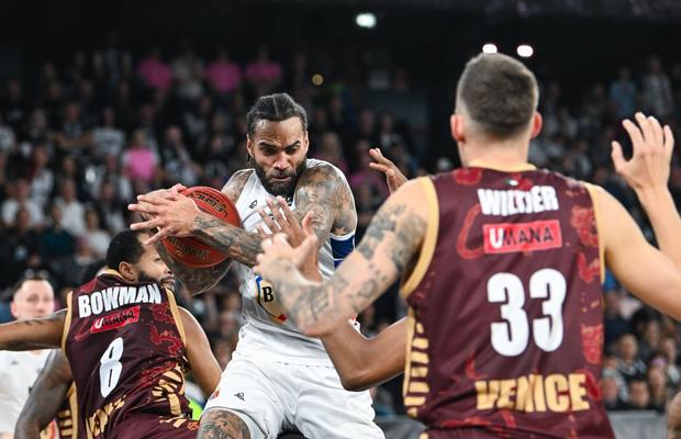 Selectat în NBA de Michael Jordan, jucătorul lui U-BT Cluj-Napoca și-a amintit de prima întâlnire cu legenda lui Chicago Bulls: „Toată sala a înghețat”
