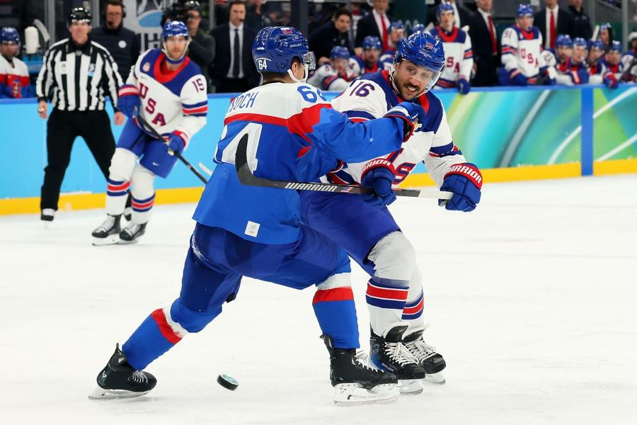 Duel din semifinala SUA-Slovacia în turneul olimpic 2026 Foto: Guliver/GettyImages Echipa SUA s-a impus clar, 6-2 contra Slovaciei, și e din nou în finala olimpică, după o pauză de 16 ani!