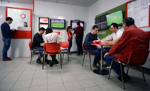 Înainte să se închidă din cauza crizei coronavirusului, agențiile stradale Stanleybet atrăgeau ca un magnet pariori în căutarea biletelor miraculoase