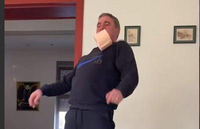 VIDEO de colecție » Gică și Ianis Hagi au jonglat cu sulurile de hârtie igienică: „Regele” a reușit un număr de excepție :)