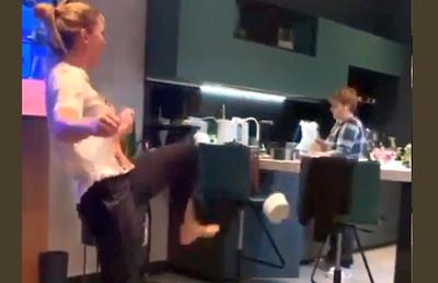 CORONAVIRUS. VIDEO Simona Halep, jonglerii cu sulul de hârtie igienică: „La naiba, ești mai bună decât unii fotbaliști profesioniști!” » Pe cine a provocat sportiva din România