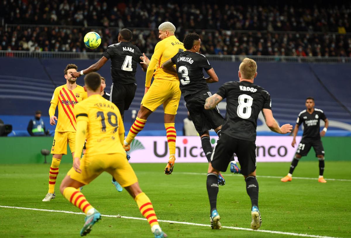Imaginile bucuriei catalane » Cum au sărbătorit fotbaliștii Barcelonei după victoria fantastică în fața lui Real Madrid