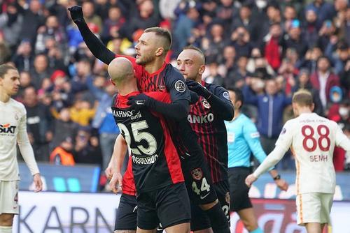 Alexandru Maxim a fost omul meciului în Gaziantep - Galatasaray cu un gol din penalty și două pase decisive.