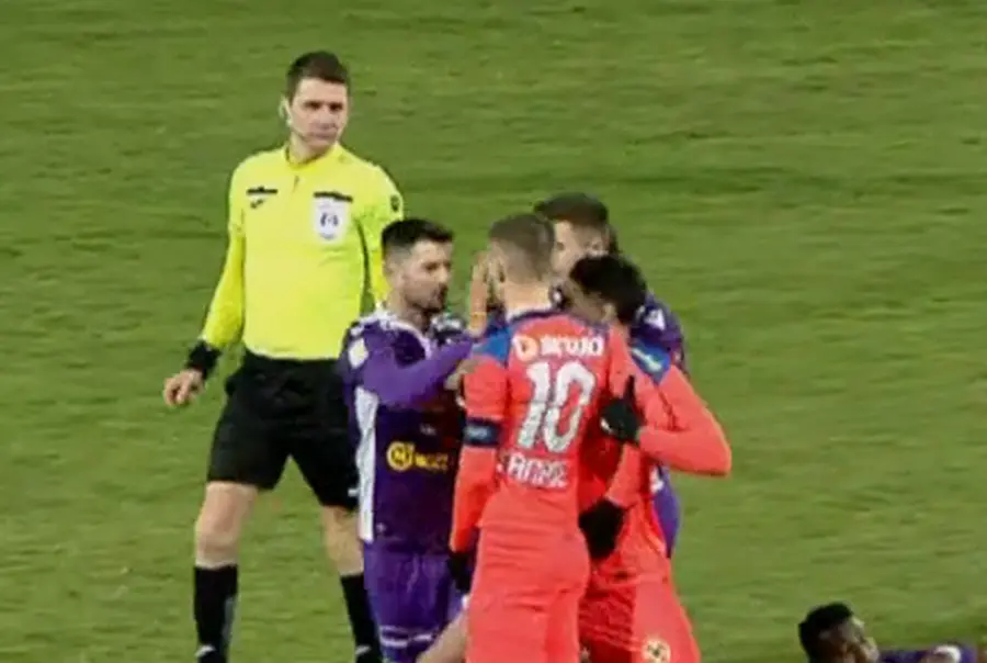 Momentul în care Șerban îl lovește pe Tănase, chiar sub ochii „centralului” Mladinovici Prepeliță ia măsuri după eșecul cu FCSB: „Nu tolerez!”